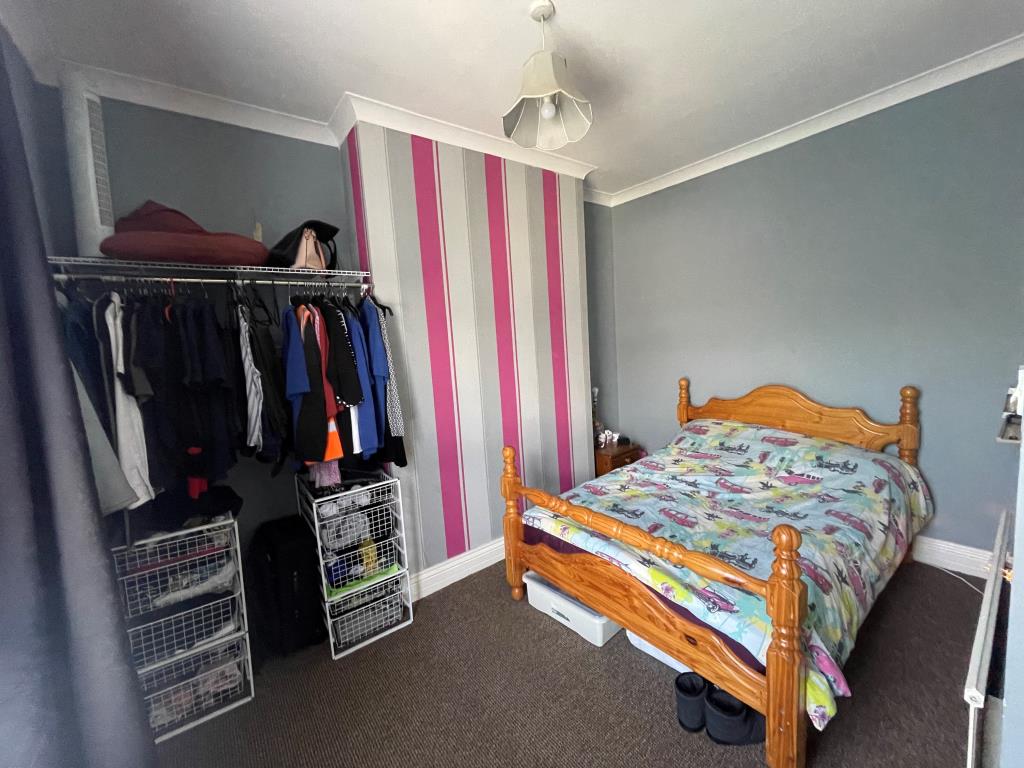 Lot: 71 - WELL PRESENTED ONE-BEDROOM FLAT FOR INVESTMENT - Bedroom with double bed